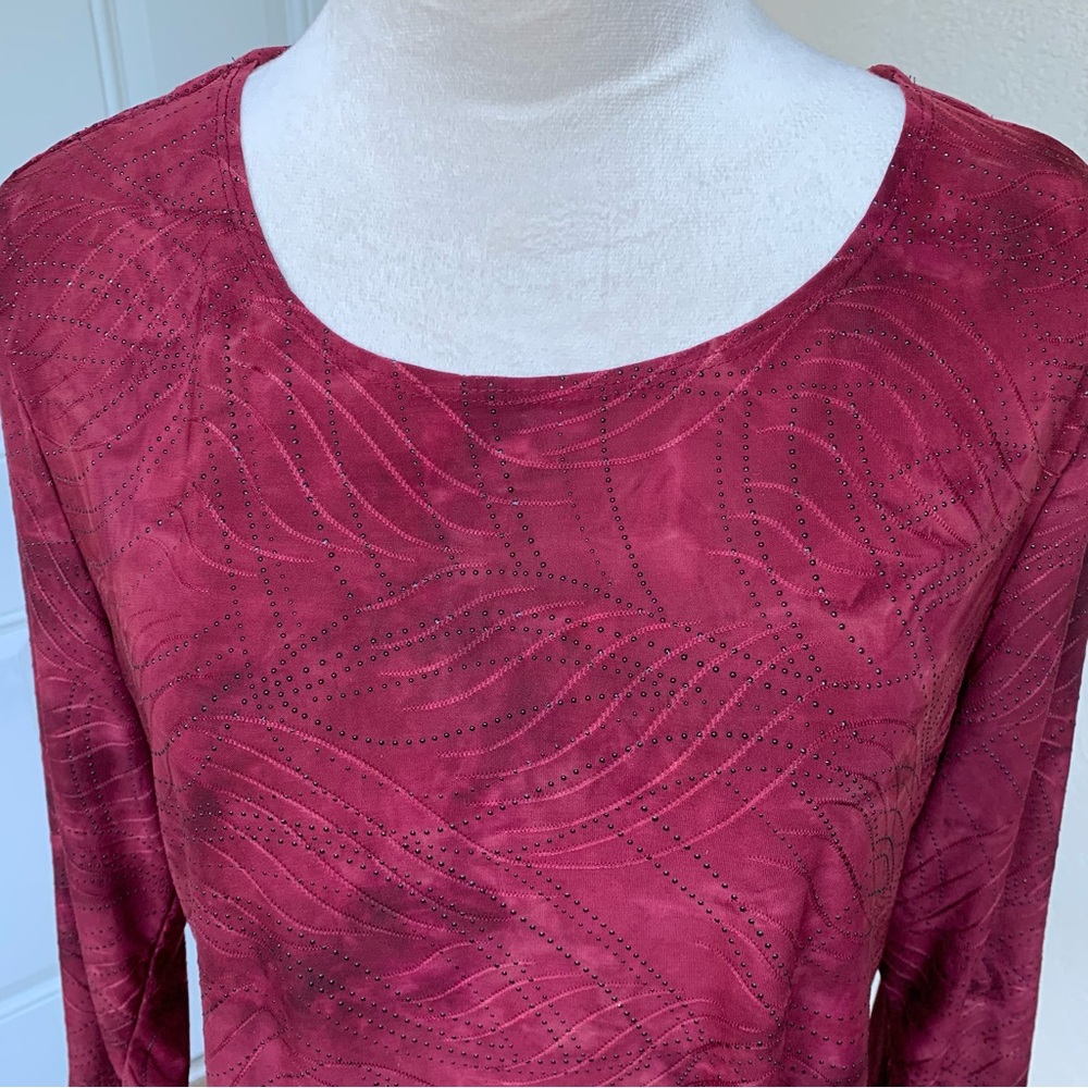 JM COLLECTION.Red top w/patches of black prints, also‎ sml studs all over… - Picture 2 of 10